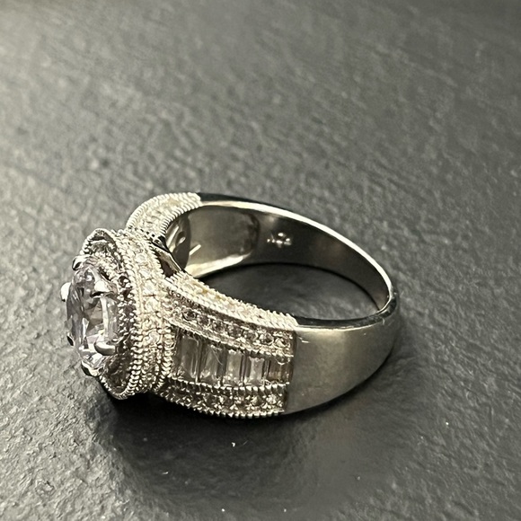 White Cubic Zirconium Sterling silver Ring size 6 - Picture 9 of 15